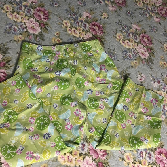 Lilly Pulitzer Women’s Capri pants. Size 10 - Picture 2 of 3